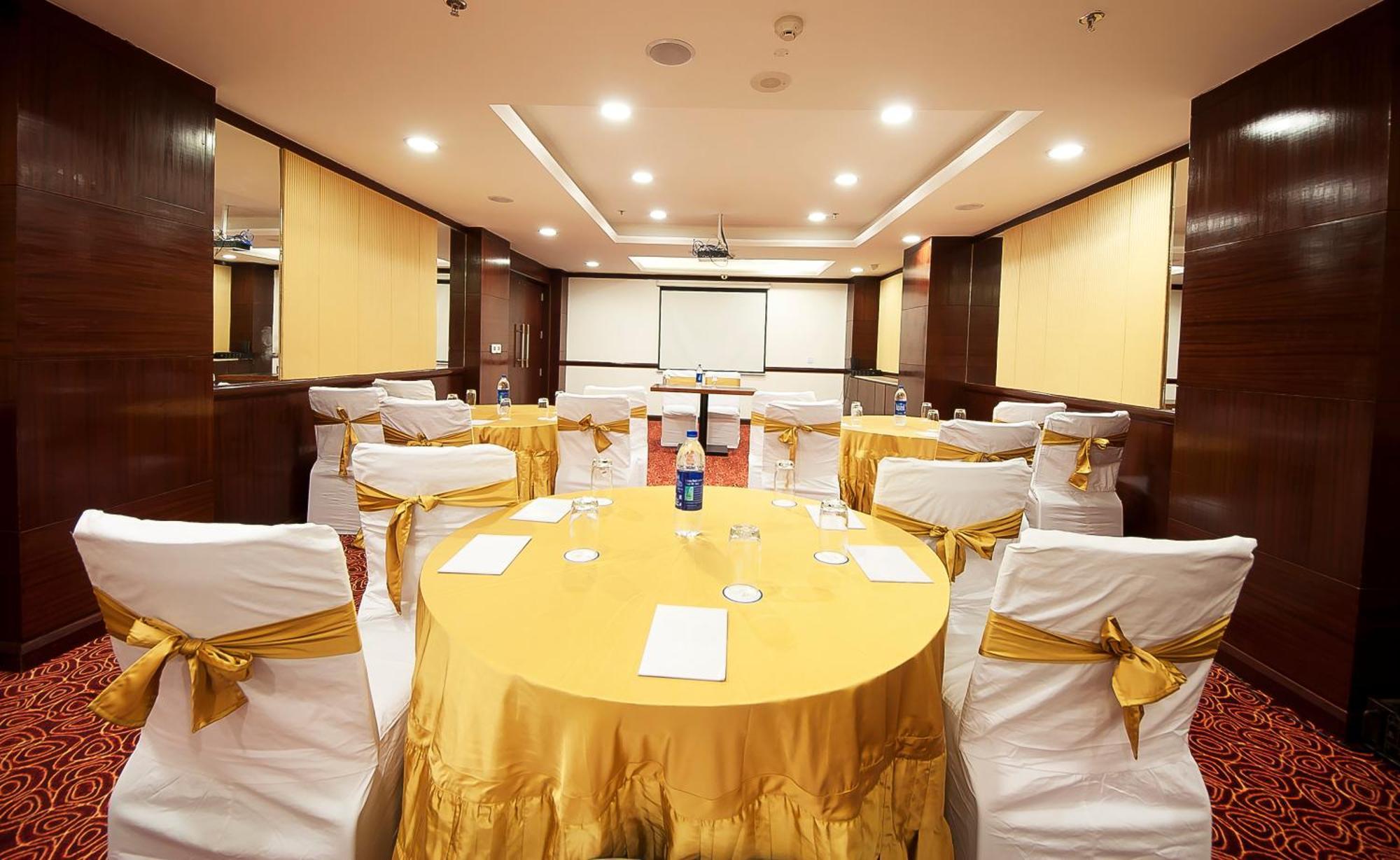 The Golden Plaza Hotel Panchkula Exteriör bild